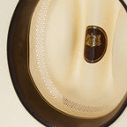 Gevlochten cowboyhoed van stro met decoratieve hoedband