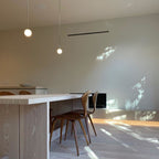 Glazen Hanglamp Met Glanzende Kap En Compact Ontwerp Voor Moderne Sfeerlicht