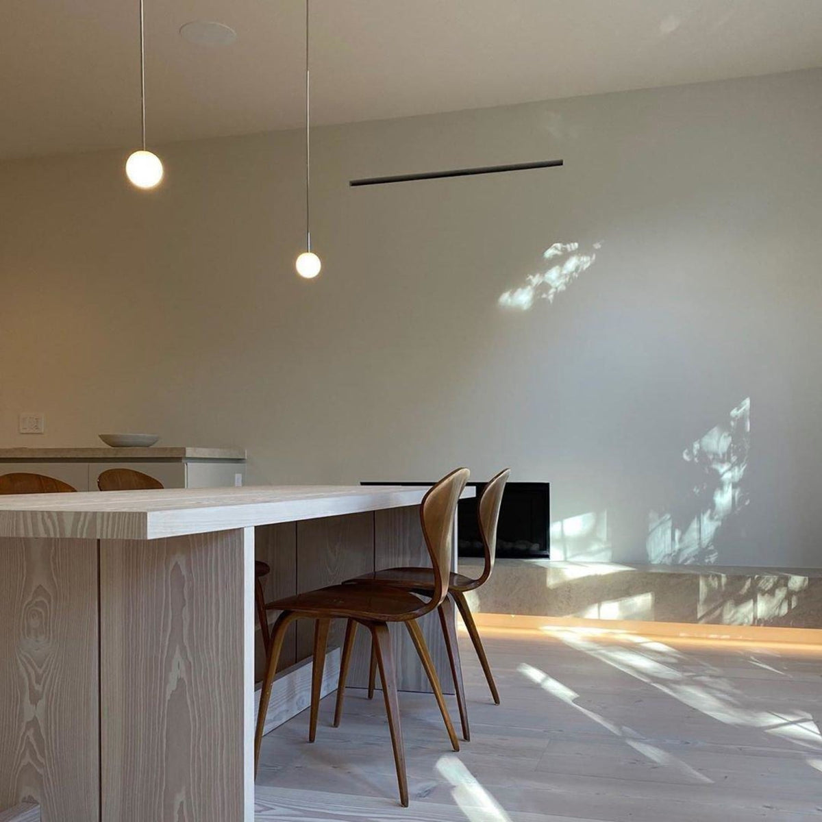 Glazen Hanglamp Met Glanzende Kap En Compact Ontwerp Voor Moderne Sfeerlicht