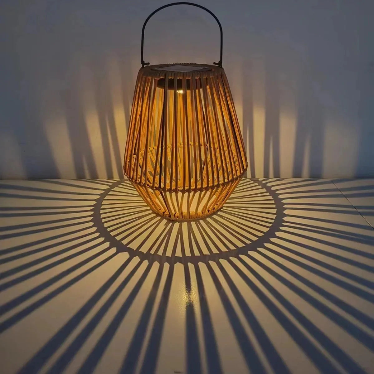 Solar Rattan Lantaarn Met Warmwit LED Licht Voor Sfeervolle Tuinverlichting