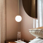 Glazen Hanglamp Met Glanzende Kap En Compact Ontwerp Voor Moderne Sfeerlicht