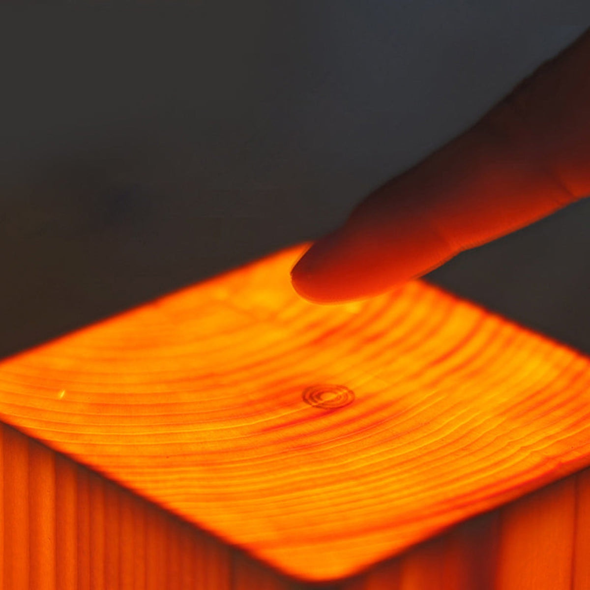 Houten Tafellamp Met Warm Licht En Snoerloos Ontwerp Voor Gezellige Hoeken