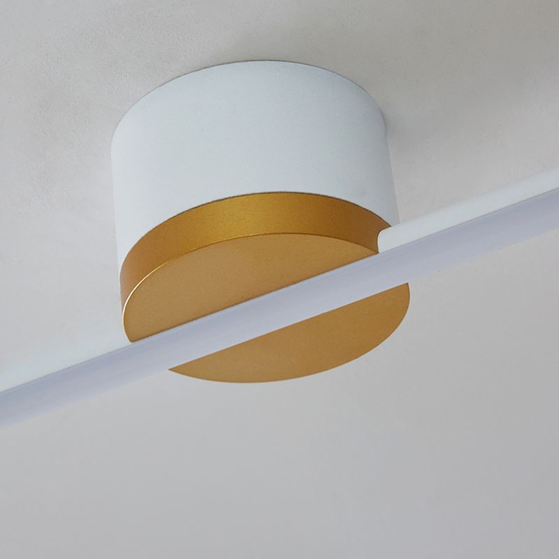 Lineaire Plafondlamp Met Metalen Behuizing En Silicagelkap