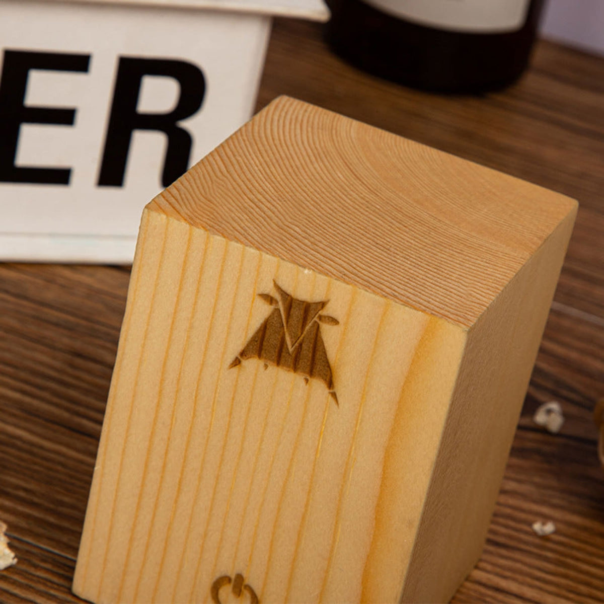 Houten Tafellamp Met Warm Licht En Snoerloos Ontwerp Voor Gezellige Hoeken