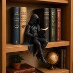 Harsfigurine met Gehuld Silhouet en Open Boek voor Dark Academia Sfeer