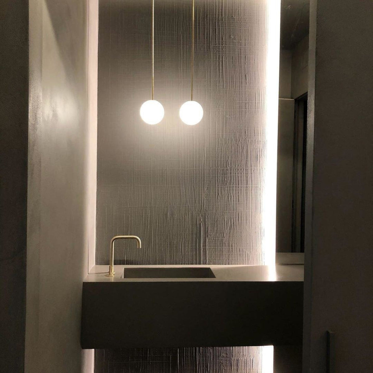Glazen Hanglamp Met Glanzende Kap En Compact Ontwerp Voor Moderne Sfeerlicht