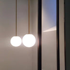 Glazen Hanglamp Met Glanzende Kap En Compact Ontwerp Voor Moderne Sfeerlicht
