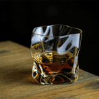 Whiskyglas met Golvend Reliëf en Houten Geschenkdoos voor de Thuisbar