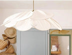 Hanglamp Met Bloemvormige Kap En Zachte Sfeergloed Voor Moderne Binnenruimtes