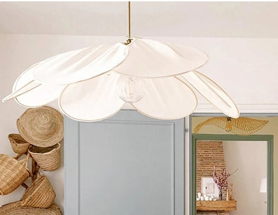 Hanglamp Met Bloemvormige Kap En Zachte Sfeergloed Voor Moderne Binnenruimtes