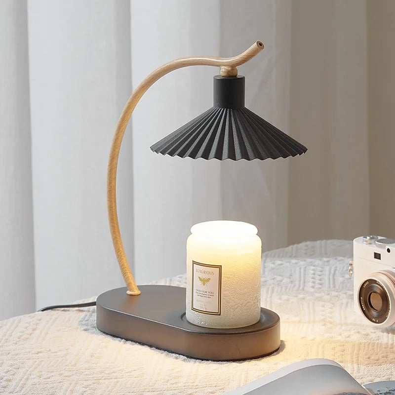 Kaarsenwarmer met sfeerlamp en houten details voor geurverspreiding