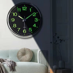 Lichtgevende Wandklok met LED‑Weergave voor Moderne Woonkamerinrichting