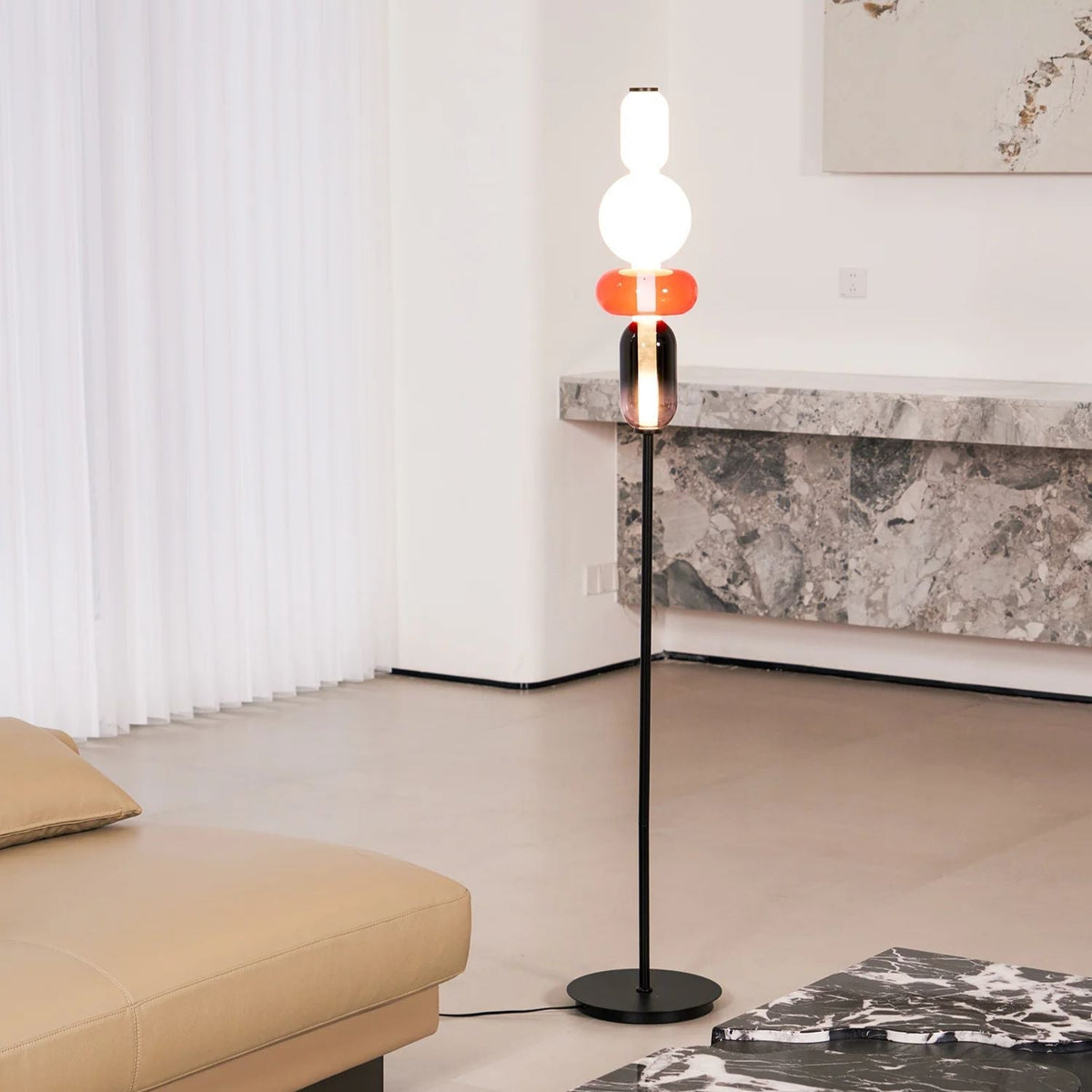 Artistieke Vloerlamp Met Gestapelde Glaselementen En Sfeervolle LED-Verlichting