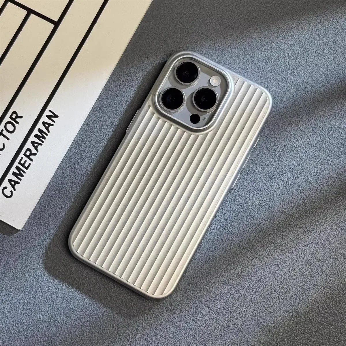 Geribbeld titanium iPhone-hoesje met verhoogde beschermranden