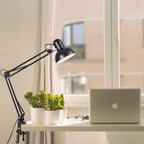 Minimalistische Tafellamp Met Strakke Vorm En Gelijkmatige Lichtval