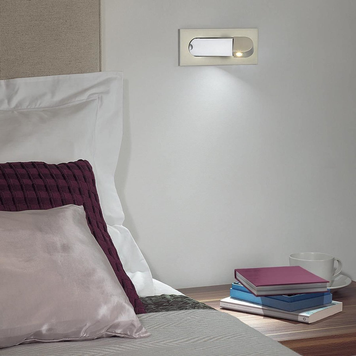 Metalen Wandlamp Met Compact Ontwerp En Zachte Lichtkleuren Voor Moderne Ruimtes