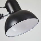 Minimalistische Tafellamp Met Strakke Vorm En Gelijkmatige Lichtval