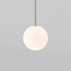 Glazen Hanglamp Met Glanzende Kap En Compact Ontwerp Voor Moderne Sfeerlicht