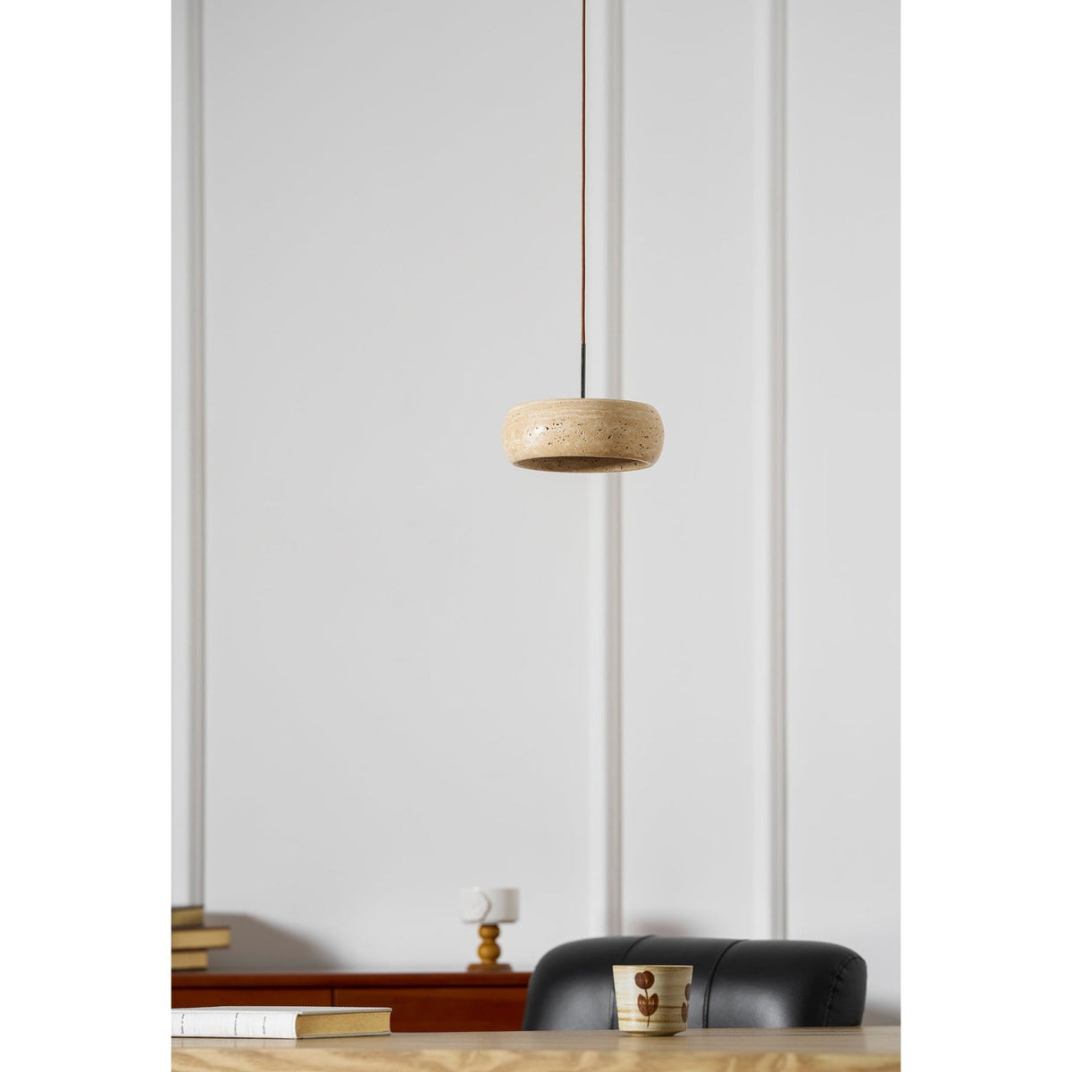 Travertin Hanglamp Met Slank Profiel En Dimbare Lichtkleuren Voor Moderne Ruimtes