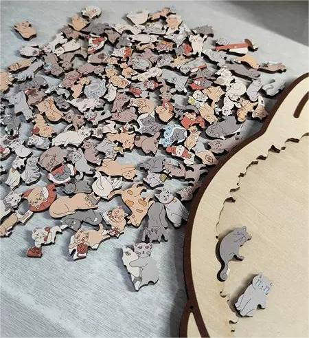Rustgevende Houten Kattenpuzzel in Morandi‑kleuren