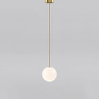 Glazen Hanglamp Met Glanzende Kap En Compact Ontwerp Voor Moderne Sfeerlicht