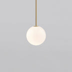 Glazen Hanglamp Met Glanzende Kap En Compact Ontwerp Voor Moderne Sfeerlicht