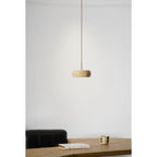 Travertin Hanglamp Met Slank Profiel En Dimbare Lichtkleuren Voor Moderne Ruimtes