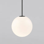 Glazen Hanglamp Met Glanzende Kap En Compact Ontwerp Voor Moderne Sfeerlicht