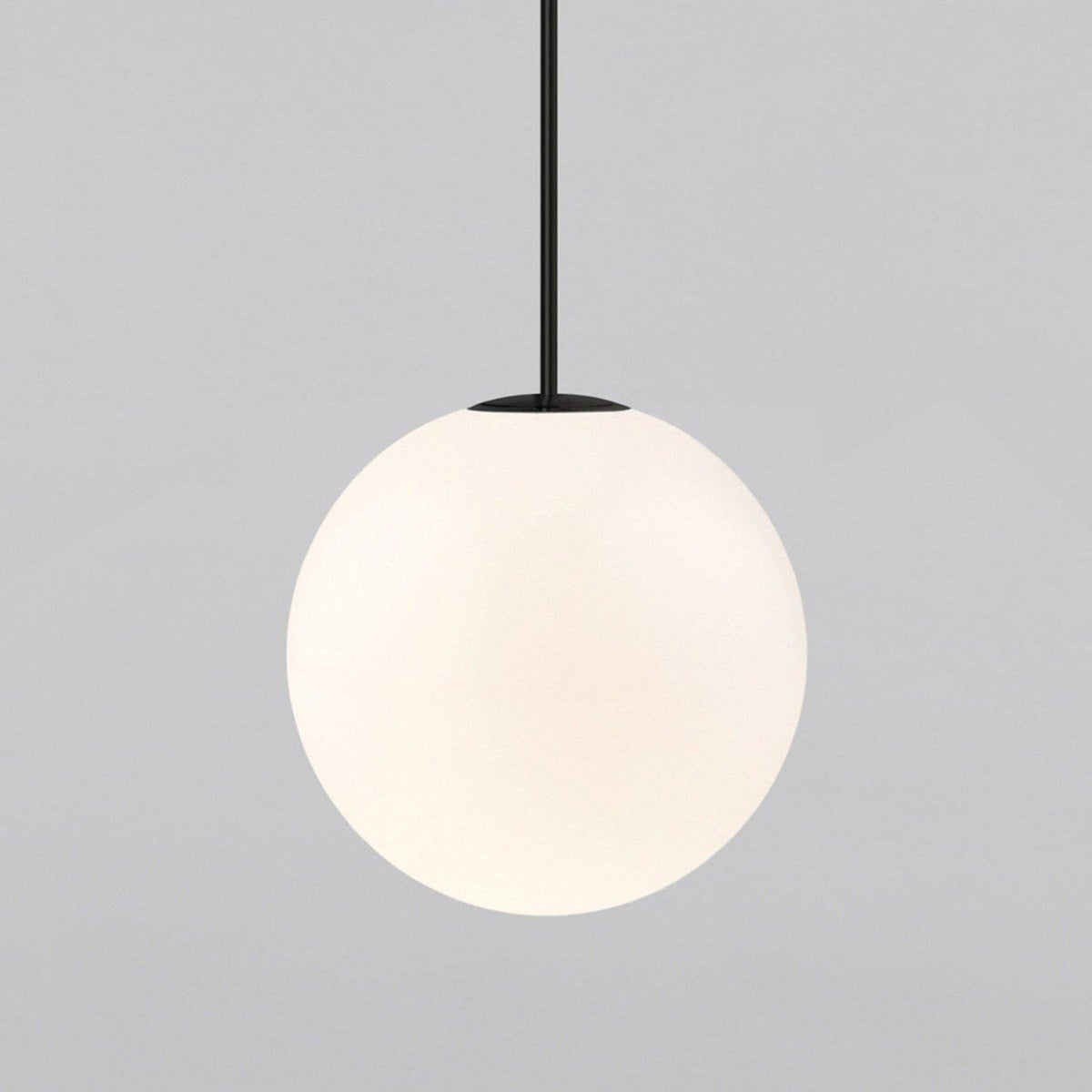 Glazen Hanglamp Met Glanzende Kap En Compact Ontwerp Voor Moderne Sfeerlicht