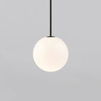Glazen Hanglamp Met Glanzende Kap En Compact Ontwerp Voor Moderne Sfeerlicht