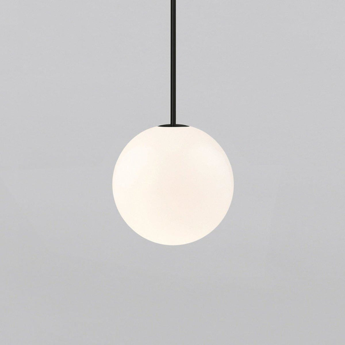 Glazen Hanglamp Met Glanzende Kap En Compact Ontwerp Voor Moderne Sfeerlicht