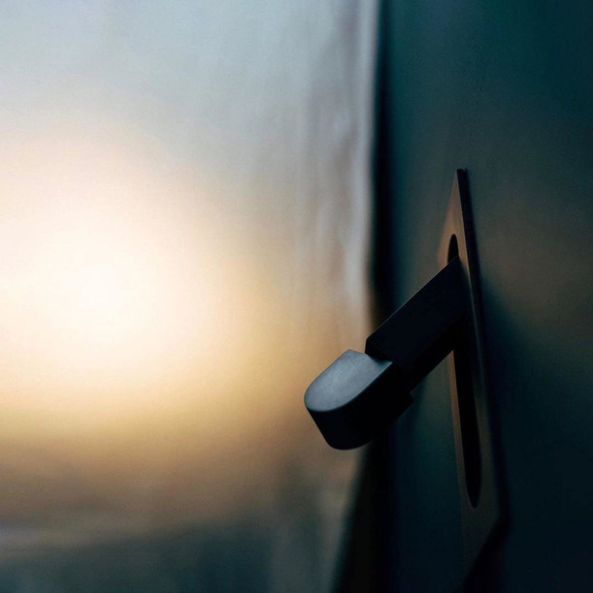 Metalen Wandlamp Met Compact Ontwerp En Zachte Lichtkleuren Voor Moderne Ruimtes