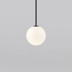Glazen Hanglamp Met Glanzende Kap En Compact Ontwerp Voor Moderne Sfeerlicht