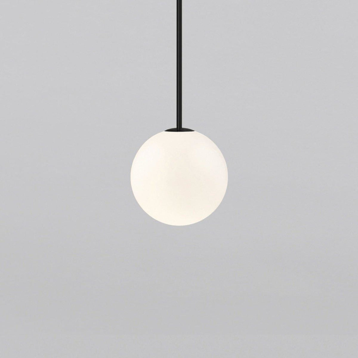 Glazen Hanglamp Met Glanzende Kap En Compact Ontwerp Voor Moderne Sfeerlicht