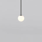 Glazen Hanglamp Met Glanzende Kap En Compact Ontwerp Voor Moderne Sfeerlicht