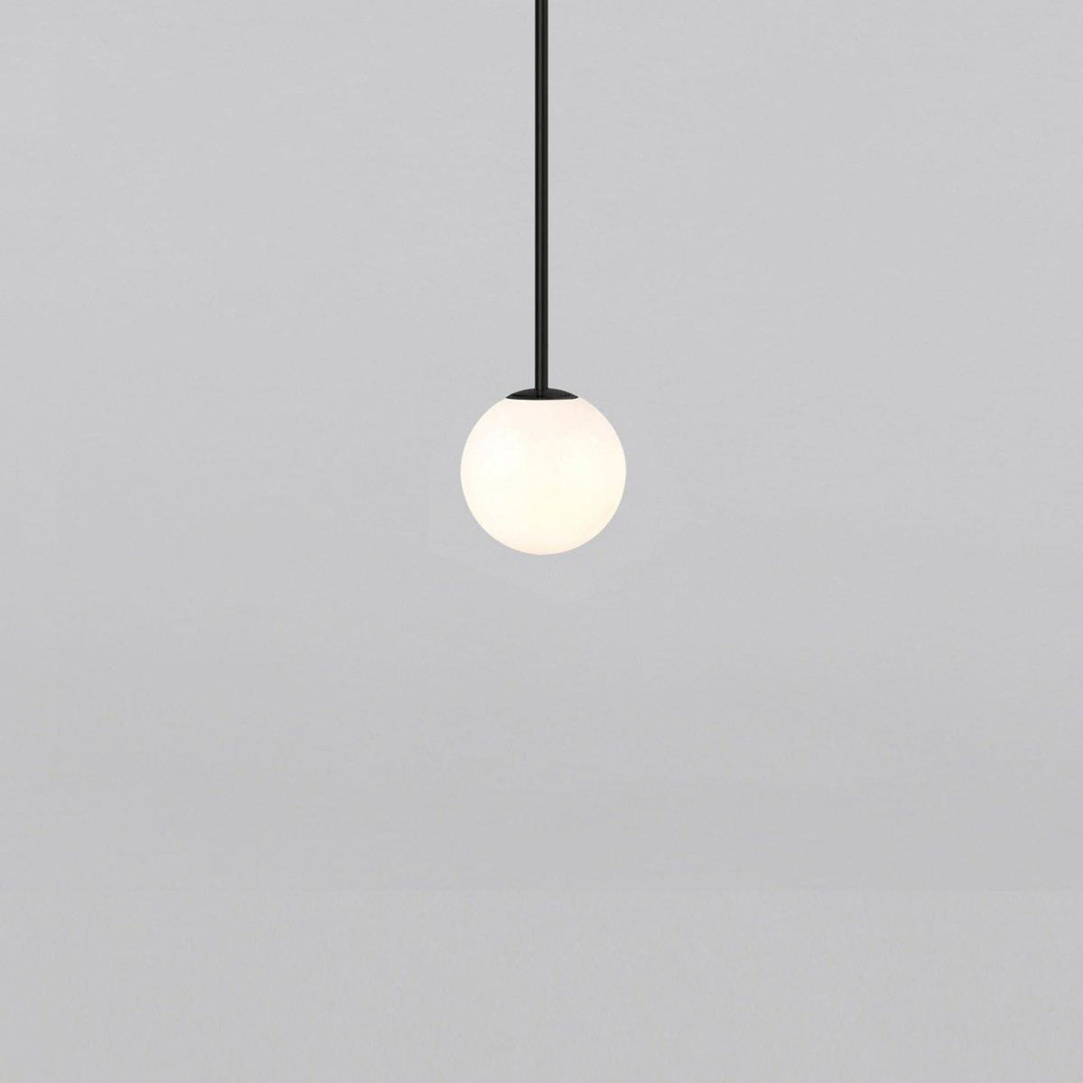 Glazen Hanglamp Met Glanzende Kap En Compact Ontwerp Voor Moderne Sfeerlicht