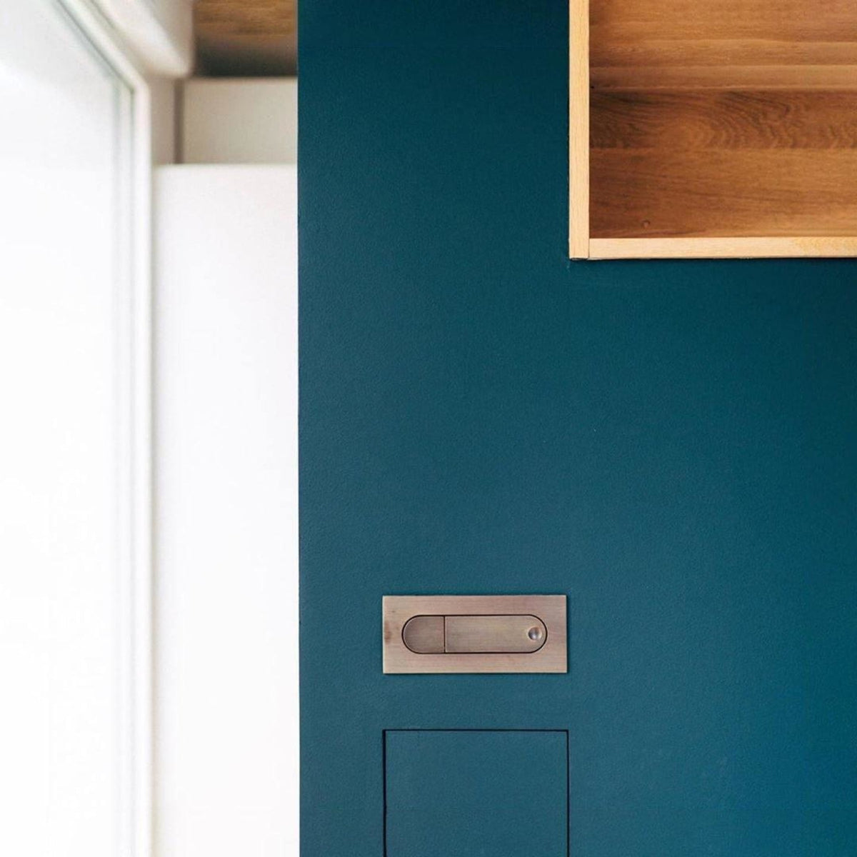 Metalen Wandlamp Met Compact Ontwerp En Zachte Lichtkleuren Voor Moderne Ruimtes