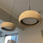 Travertin Hanglamp Met Slank Profiel En Dimbare Lichtkleuren Voor Moderne Ruimtes