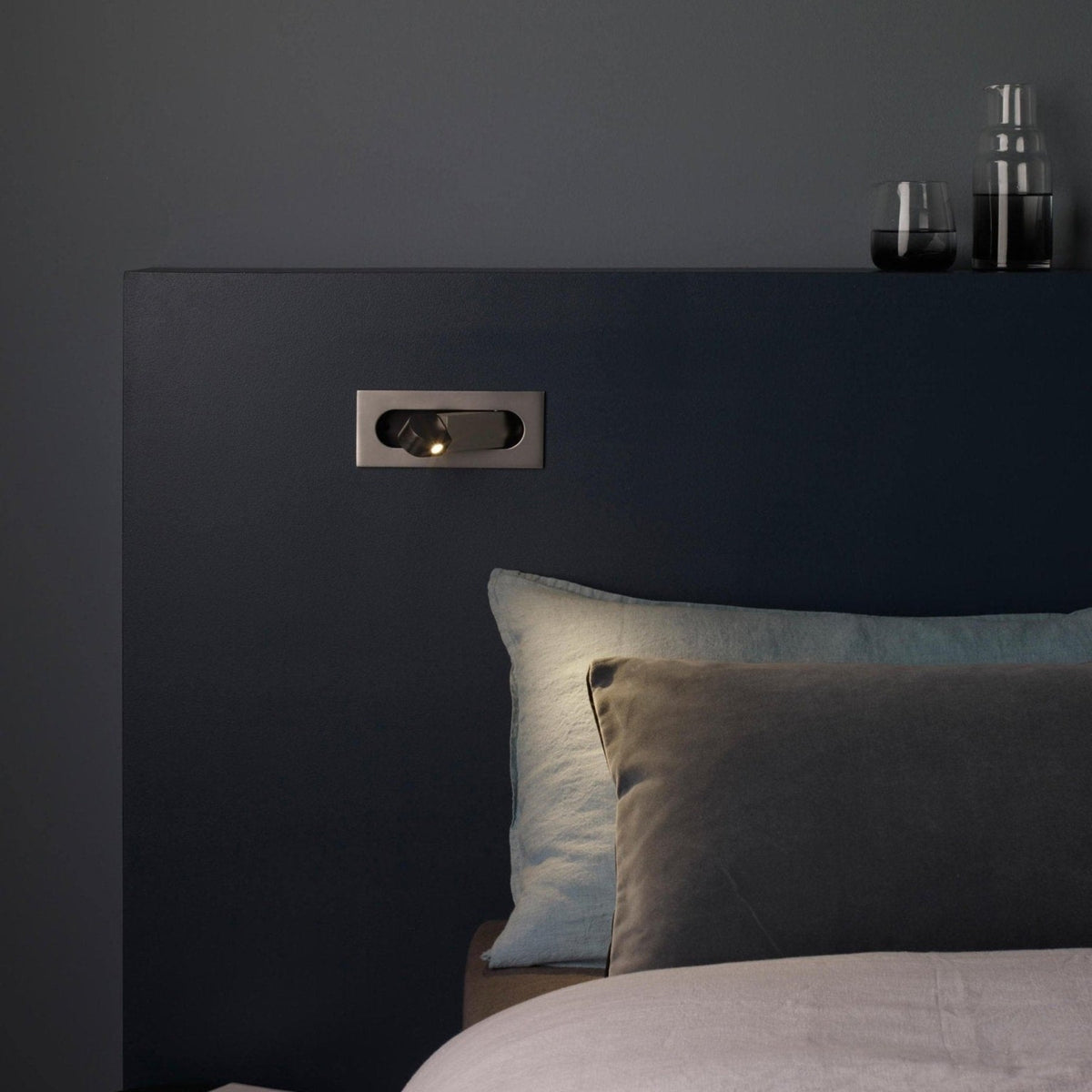 Metalen Wandlamp Met Compact Ontwerp En Zachte Lichtkleuren Voor Moderne Ruimtes
