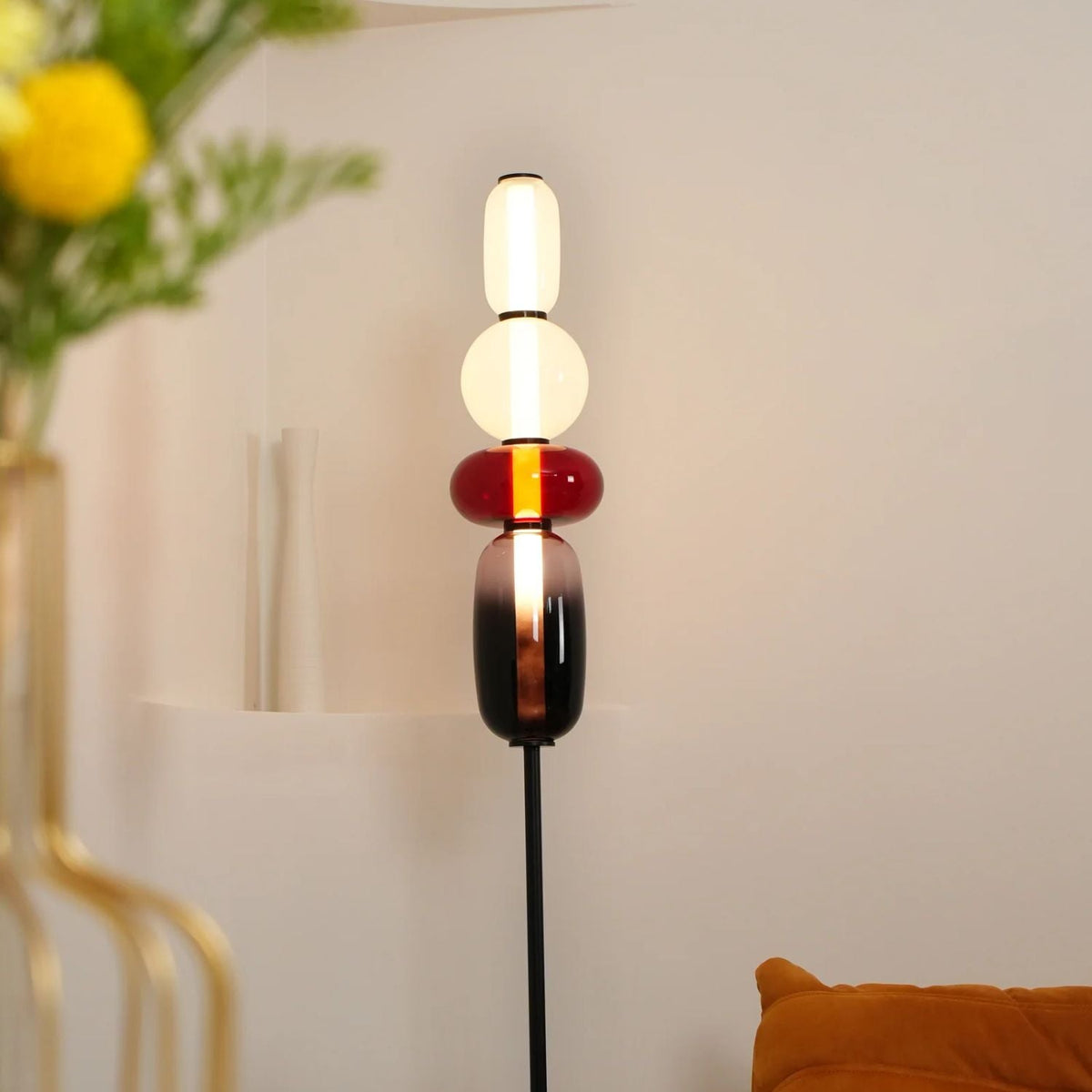 Artistieke Vloerlamp Met Gestapelde Glaselementen En Sfeervolle LED-Verlichting