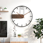 Wandklok van IJzer en Walnoothout met Robuuste Uitstraling