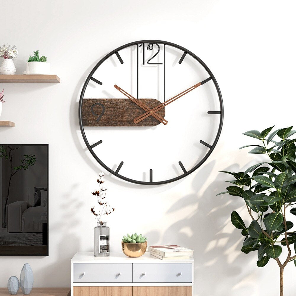 Wandklok van IJzer en Walnoothout met Robuuste Uitstraling