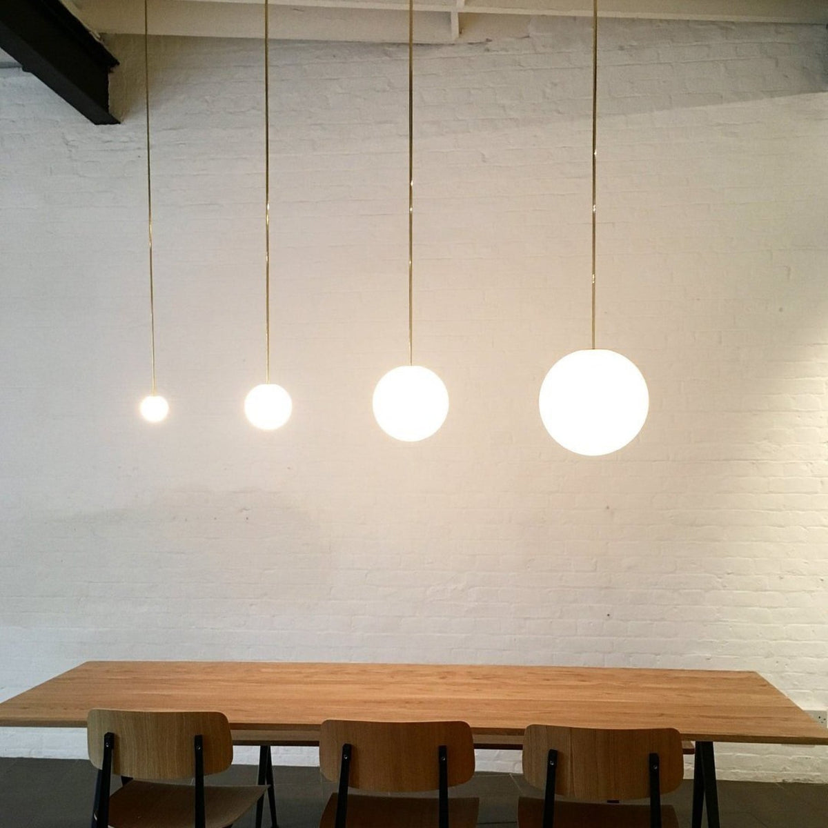 Glazen Hanglamp Met Glanzende Kap En Compact Ontwerp Voor Moderne Sfeerlicht