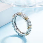 Ring van Koper met Kruisdetails en Gefacetteerde Inzetten