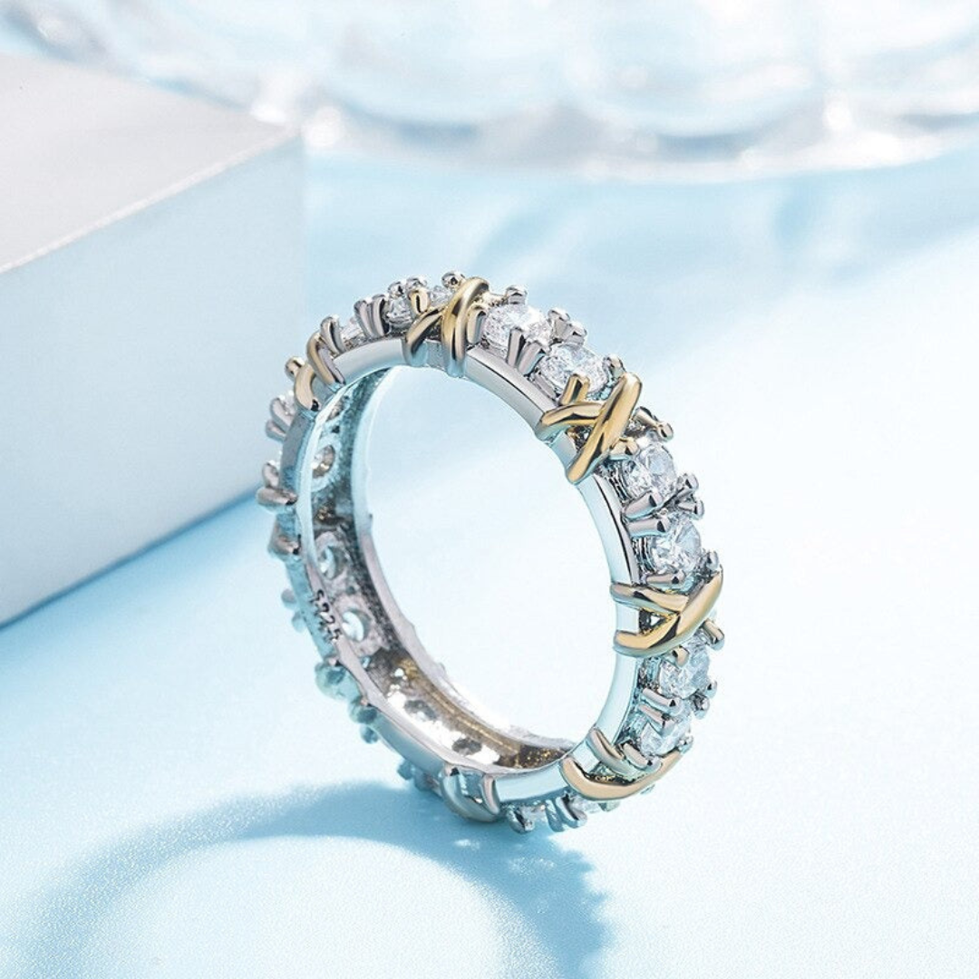 Ring van Koper met Kruisdetails en Gefacetteerde Inzetten