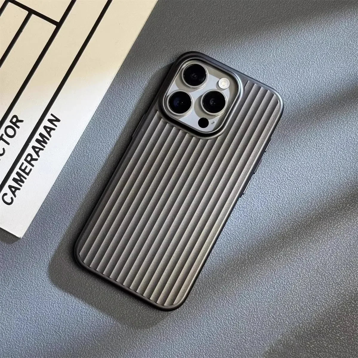 Ultradunne Telefoonhoes Met Schokabsorptie En Minimalistische Gripstructuur