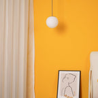 Glazen Hanglamp Met Glanzende Kap En Compact Ontwerp Voor Moderne Sfeerlicht