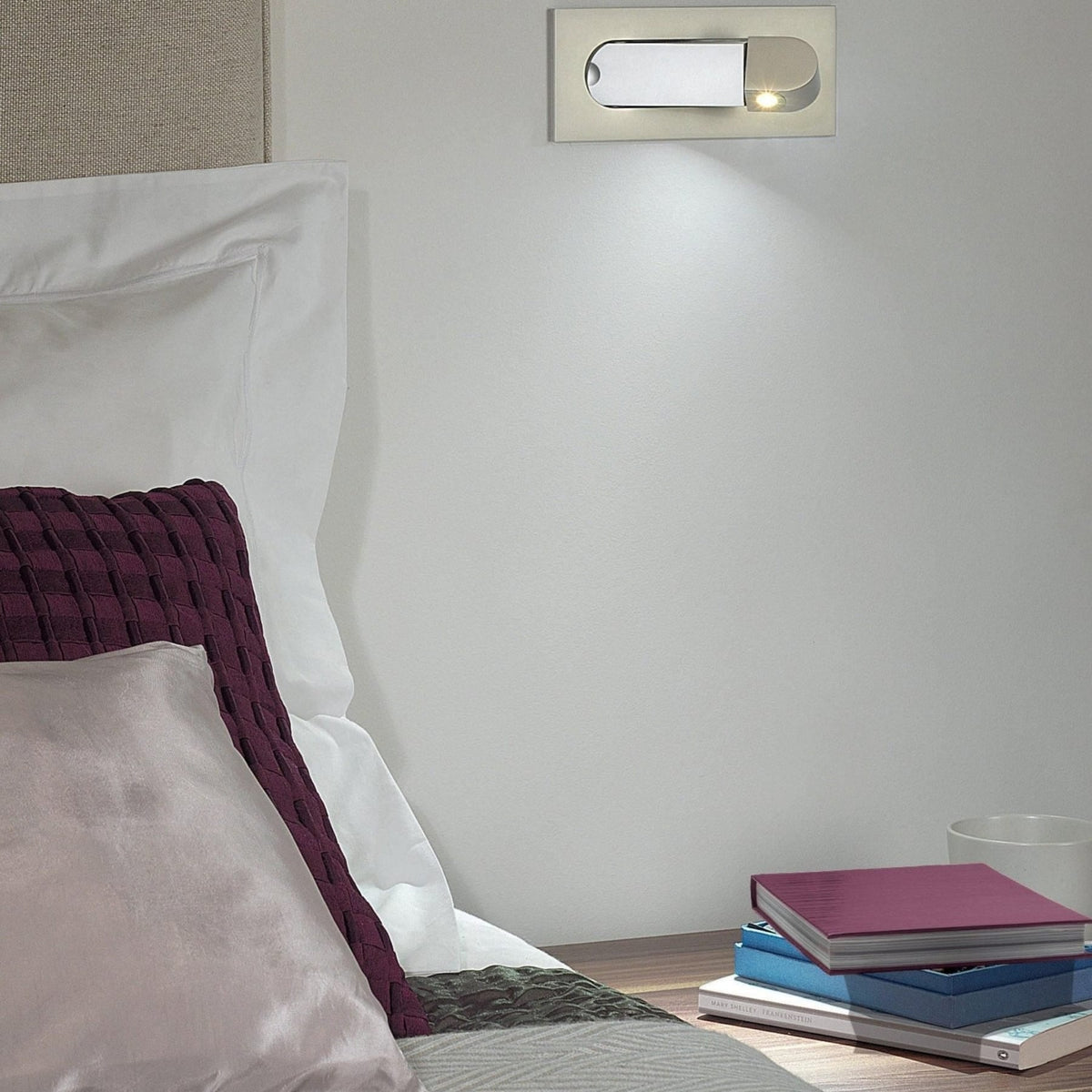 Metalen Wandlamp Met Compact Ontwerp En Zachte Lichtkleuren Voor Moderne Ruimtes