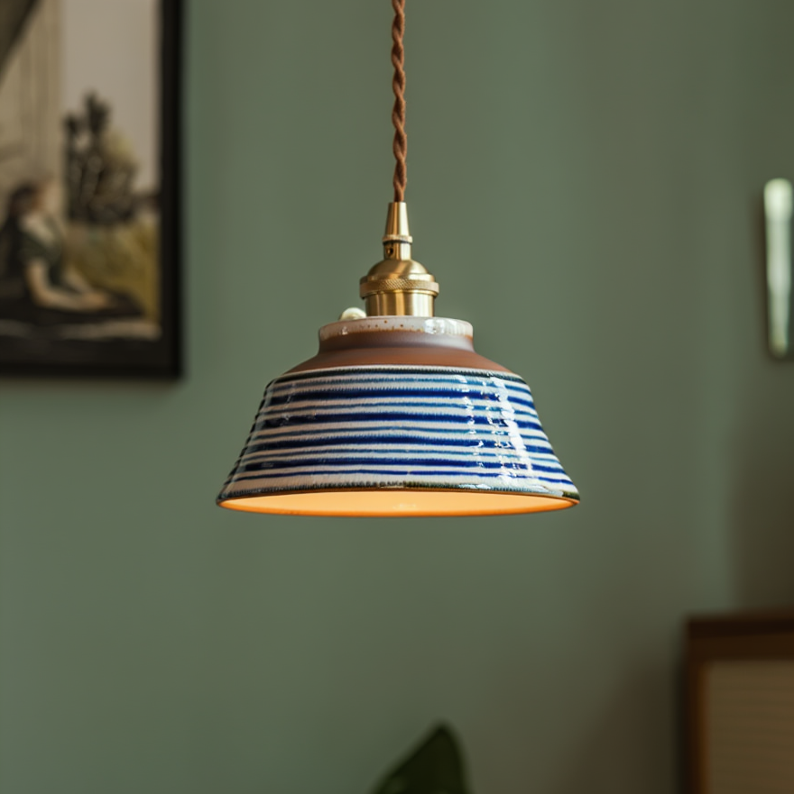 Handbeschilderde keramische hanglamp met koperen details