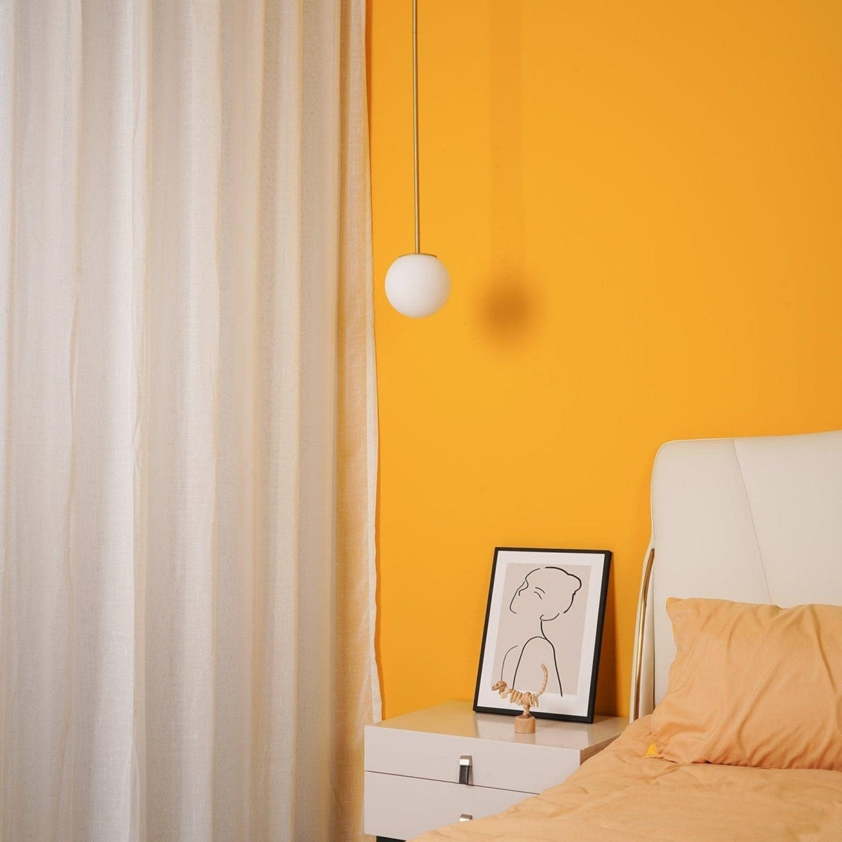 Glazen Hanglamp Met Glanzende Kap En Compact Ontwerp Voor Moderne Sfeerlicht